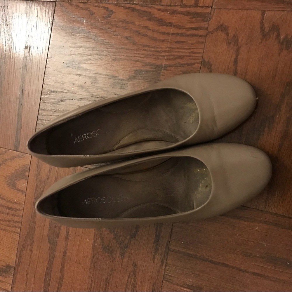 Grey leather heels pumps by Aerosoles